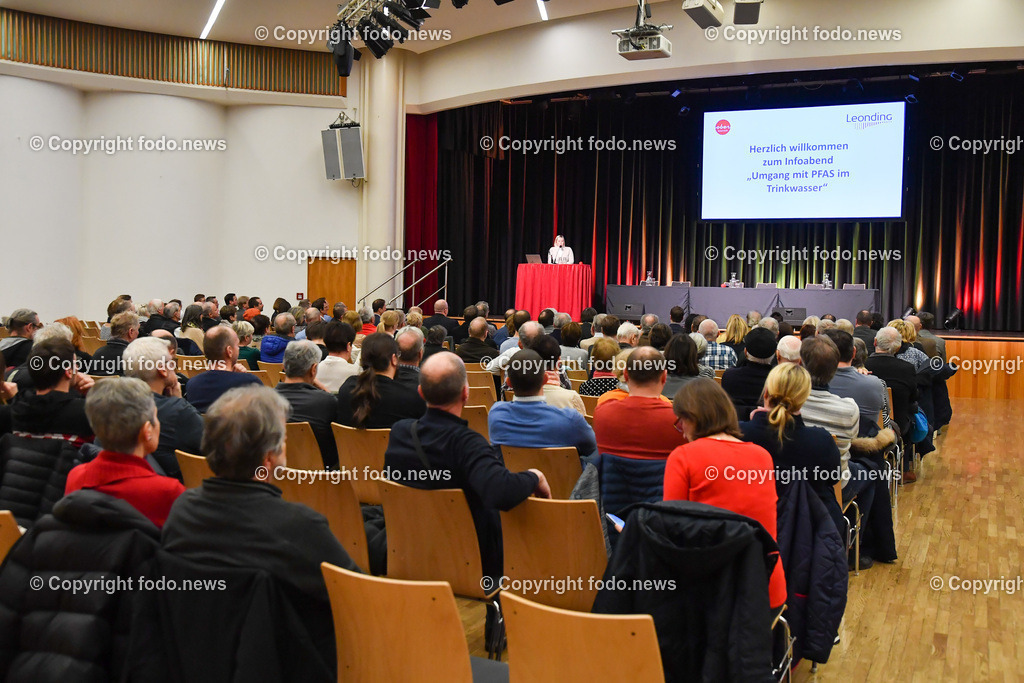 Leonding_ Infoabend Umgang mit PFAS im Trinkwasser_ 13.02.2023-2 | 13.02.2023, Leonding, AUT, Infoabend Umgang mit PFAS im Trinkwasser, im Bild Besucher des Infoabend aus Leonding und Pasching, Sabine Naderer-Jelinek (SP, BgmIn, der Stadt Leonding)