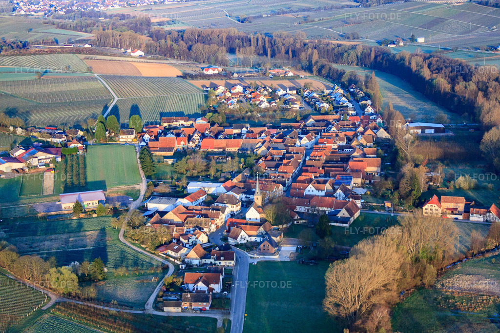 Luftbild: Ortsansicht von Osten im Ortsteil Klingen in Heuchelheim-Klingen im Bundesland Rheinland-Pfalz in Deutschland. Foto: IMG_63094.jpg vom 20.03.2014 durch Werner Riehm/FLY-FOTO.deAuflösung des Originals: 4752 x 3168 px