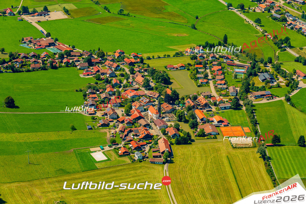 Luftaufnahme Thalkirchdorf Oberstaufen - Die Luftaufnahme wurde 2025 vom UL-Flugzeug heraus erstellt ( keine Drohne ) - Hochauflösende Luftaufnahme - für professionelle Ausdrucke geeignet. Die Geschenkidee !Mit Lizenz und Bildrechte bestellbar