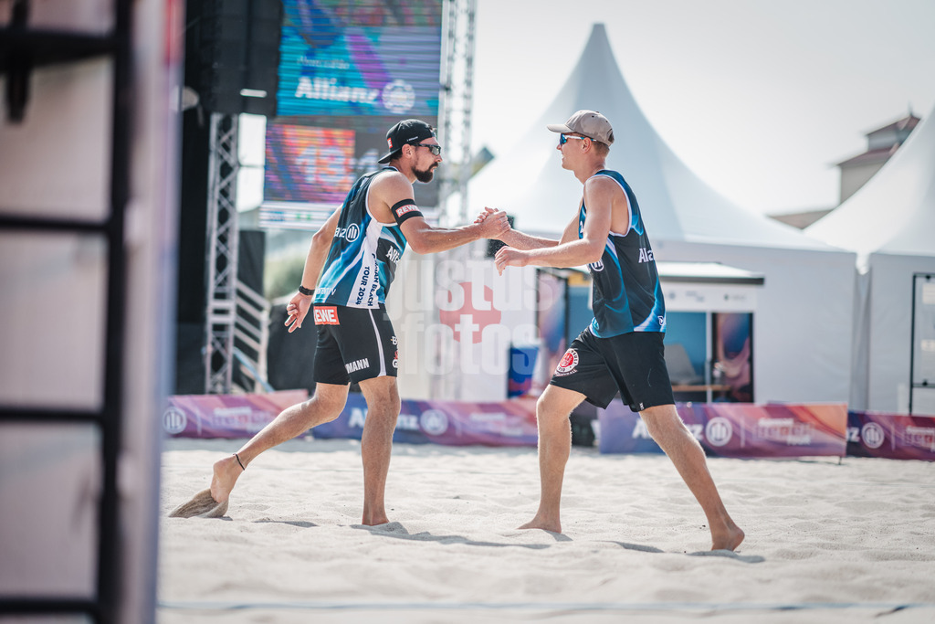 Beachvolleyball | Männer | Allianz German Beach Tour 2024 | Tourstop Kühlungsborn 2 | 15.08.2024 | v.l. Jonathan Erdmann und Leo Hauschild klatschen ab