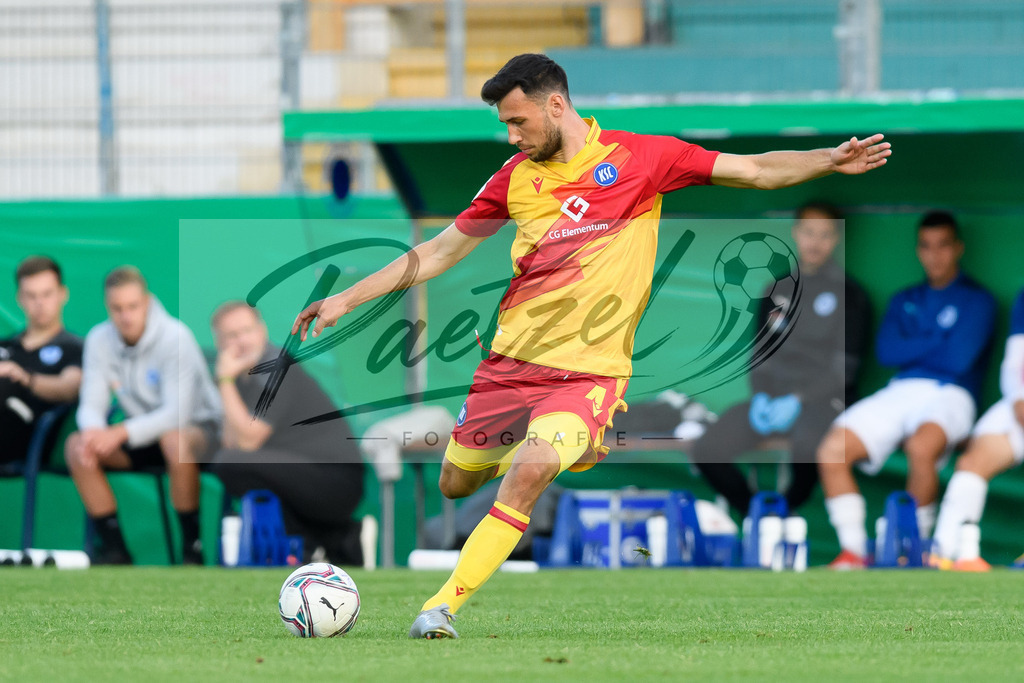 LOTKSC20210809_261 | Fussball, Herren: Lukas Froede (Karlsruher SC) in Aktion, am Ball, Einzelaktion beim Spiel der 1. Runde im DFB-Pokal zwischen SF Lotte und Karlsruher SC im Stadion am Lotter Kreuz am 09.08.2021 in Lotte, Deutschland.DFB / DFL REGULATIONS PROHIBIT ANY USE OF PHOTOGRAPHS AS IMAGE SEQUENCES AND/OR QUASI-VIDEO. - Realisiert mit Pictrs.com
