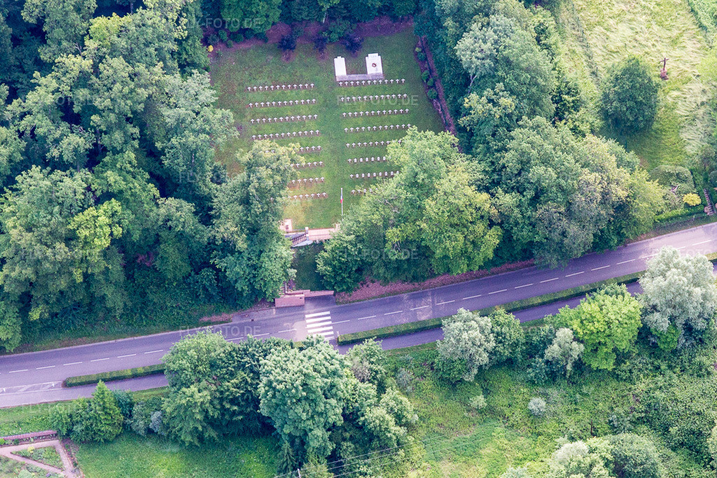 Luftbild: Soldatenfriedhofes für italienische und russische Soldaten des Krieges von 1914-18 in Weiler bei Wissembourg im Ortsteil Sankt Germanshof in Wissembourg im Bundesland Bas-Rhin in Frankreich.Foto: IMG_100707.jpg vom 05.06.2017 durch Werner Riehm/FLY-FOTO.deAuflösung des Originals: 4449 x 2966 px