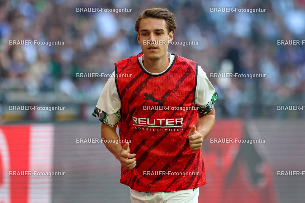Borussia Mönchengladbach vs Hamburger SV - Bundesliga  | Mönchengladbach, Deutschland, 24.08.25:   Florian Neuhaus (Borussia Mönchengladbach) macht sich warm waehrend des Spiels der Bundesliga zwischen Borussia Mönchengladbach vs Hamburger SV im Stadion im Borussia Park(Foto von Brauer-Fotoagentur / Adrian Schlueter)