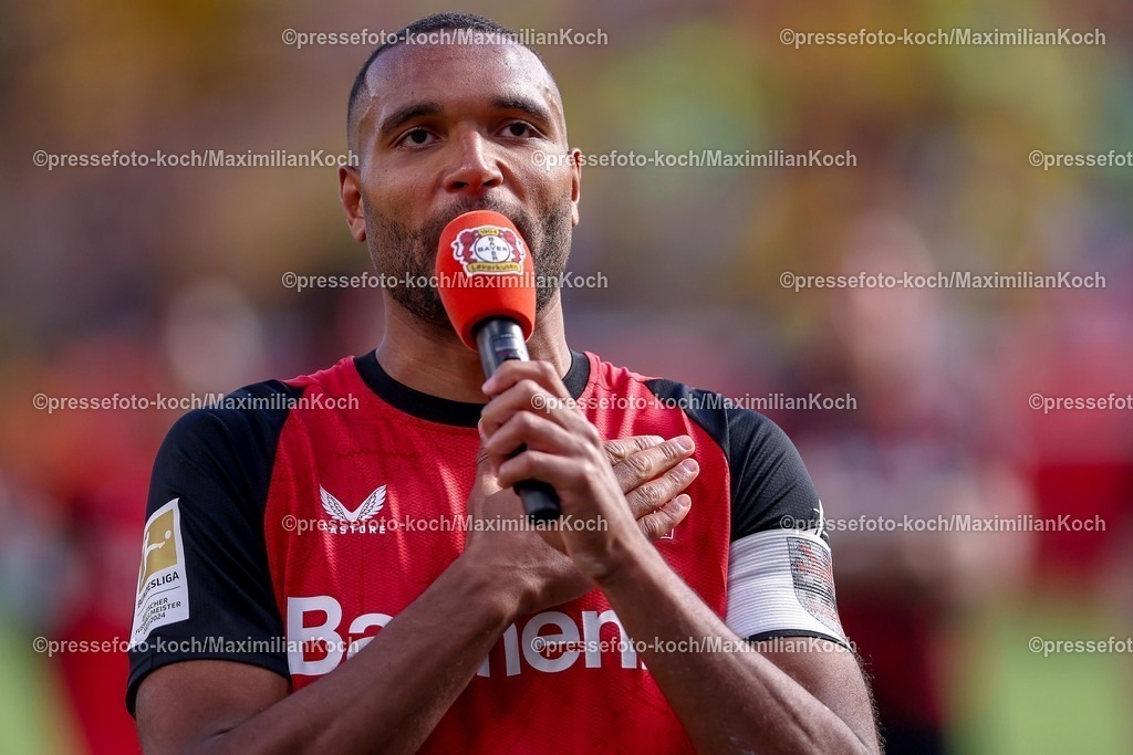 B0411052501088 | 11.05.2025, Fußball, Bayer 04 Leverkusen - Borussia Dortmund, 1. Fußball Bundesliga, 33. Spieltag, BayArena, Saison 2024 2025: Verabschiedung für Jonathan Tah (Bayer04 Leverkusen #4) und Cheftrainer Xabi Alonso (Bayer 04 Leverkusen Trainer) . DFB regulations prohibit any use of photographs as image sequences and or quasi-video.