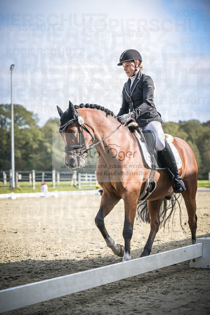DOS_B751 | Entdecke hochwertige Reitturnierfotos von Foto Oger. Professionell, emotional und authentisch – jetzt Lieblingsmomente im Shop bestellen.Deutschlandweite Turnierfotografie. - Realisiert mit Pictrs.com