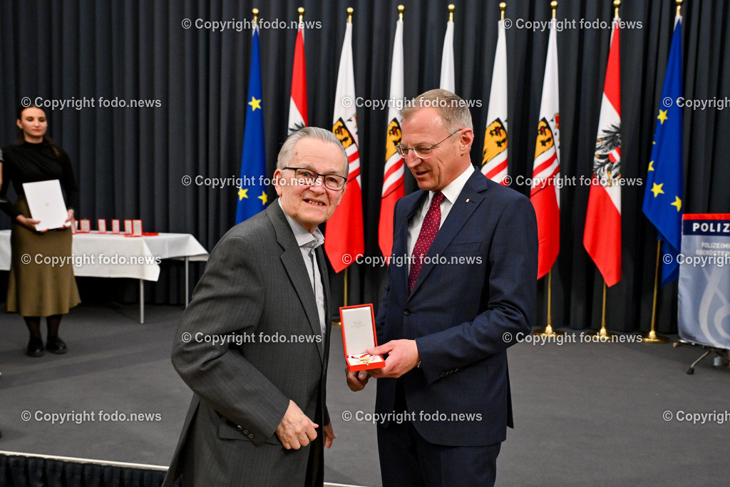 Ehrung Max Stoeger_ goldenes Verdienstkreuz_ 29.04.2024-6 | 29.04.2024, Landhaus Linz, AUT, Ehrung Max Stoeger, goldenes Verdienstkreuz im Bild Max Stoeger und LH Thomas Stelzer (VP, Landeshauptmann Ooe)
