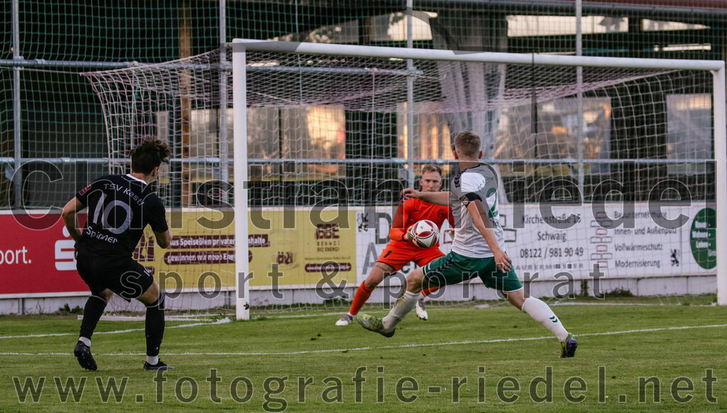 2023-08-18_061_FC_Schwaig_gegen_TSV_Kastl | Oberding, Deutschland, 18.08.2023:
Fußball, Landesliga Südost 2023 / 2024, 7. Spieltag, FC Schwaig gegen TSV Kastl, Endergebnis: 2:2

Sebastian Spinner (TSV Kastl, #10), Torwart Franz Hornof (FC Schwaig, #1), Tobias Jell (FC Schwaig, #2)

Foto: Christian Riedel / fotografie-riedel.net