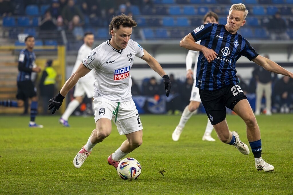 Fußball 3. Liga, Saison 2025/26, 6. Spieltag: Waldhof Mannheim gegen SSV Ulm | Fußball 3. Liga, Saison 2025/26, 6. Spieltag: Waldhof Mannheim gegen SSV Ulm***Zweikampf zwischen Mimes Pepic (20, Ulm) und Janne Sietan (22, Mannheim) - Realisiert mit Pictrs.com