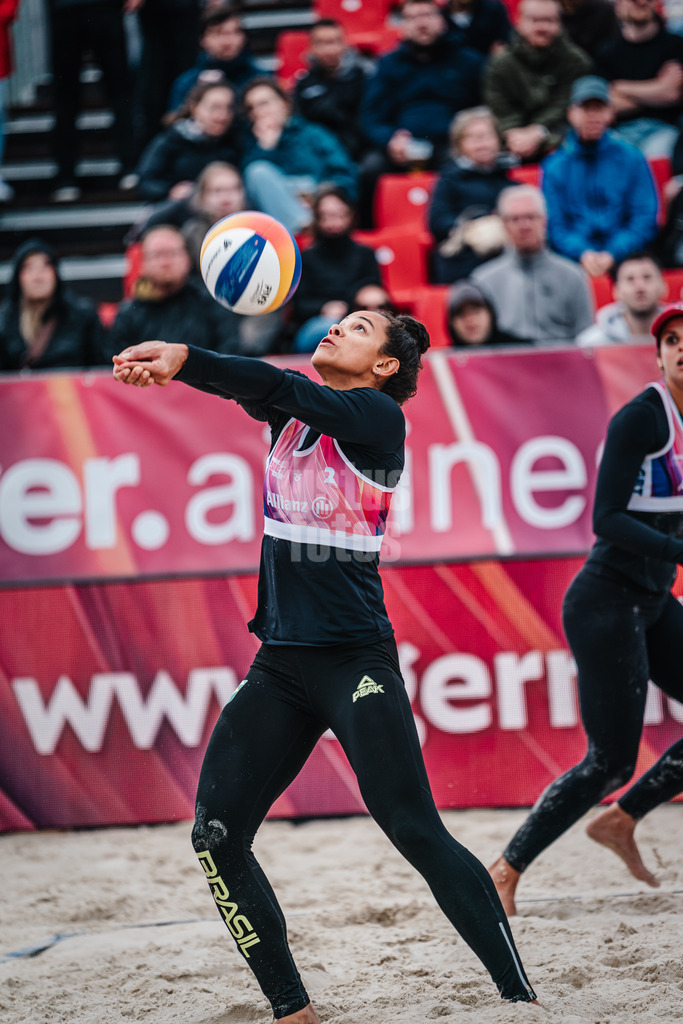 Beachvolleyball | Frauen | German Beach Tour 2024 | Tourstop Bremen | 08.06.2024 | Thainara Mylena Feitosa de Oliveira (BRA) spielt den Ball