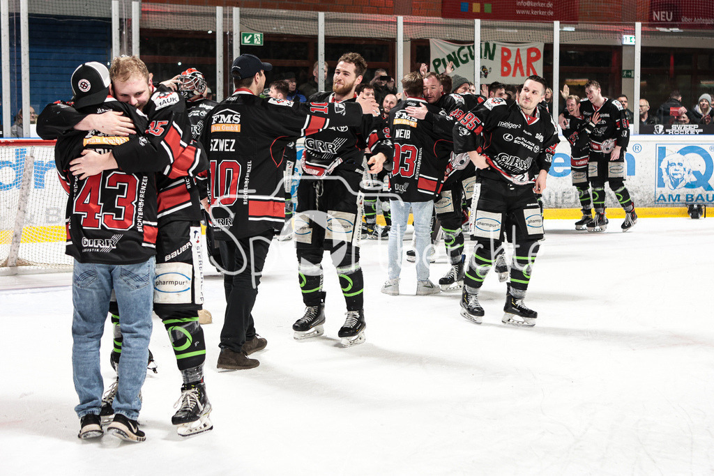 EHC Königsbrunn - TEV Miesbach | Grenzenloer Jubel beim EHC Koenigsbrunn nach dem Gewinn der Bayerliga Meisterschaft im Spiel 3 der Playoffserie gegen den TEV Miesbach / Jubel / Freude / Siegerfoto
