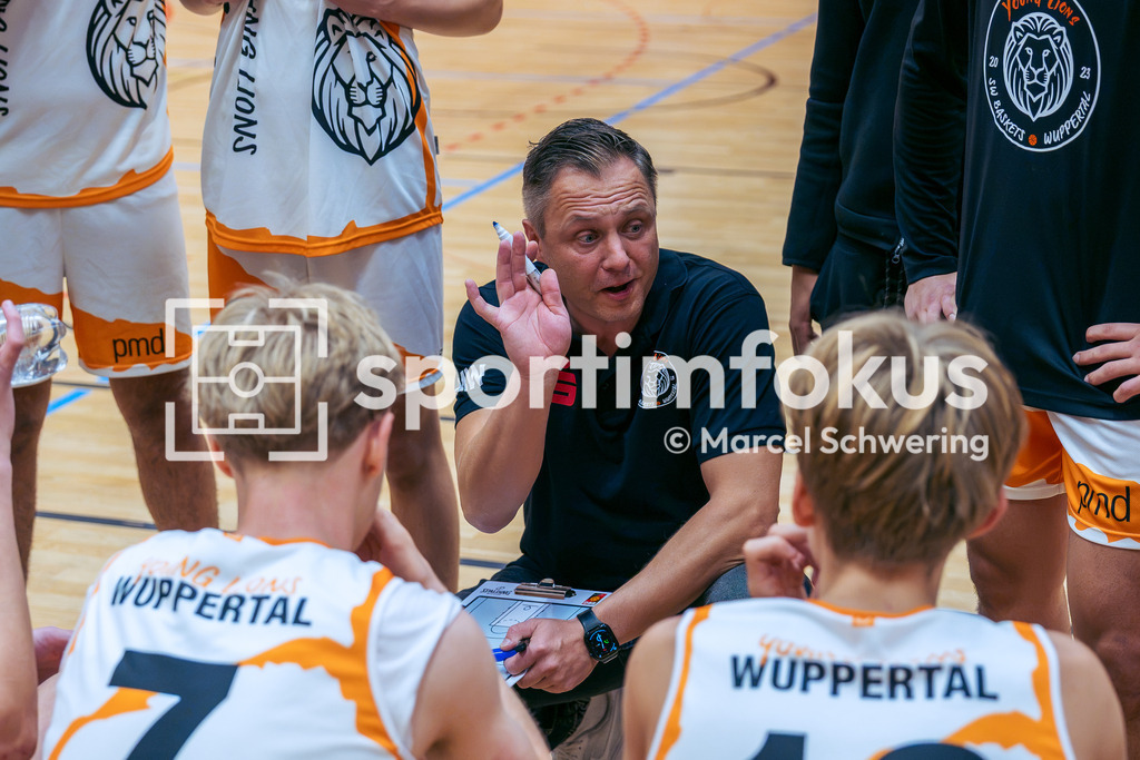 Young Lions Wuppertal – Basket Duisburg | Michael Wasielewski (Head Coach, Young Lions Wuppertal) während des JBBL-Spiels gegen Basket Duisburg. JBBL-Einteilungsrunde, Gruppe 6: Young Lions Wuppertal gegen Basket Duisburg, Wuppertal, 11.10.2026. Endstand: 106:112. sportimfokus / Marcel Schwering - Realisiert mit Pictrs.com