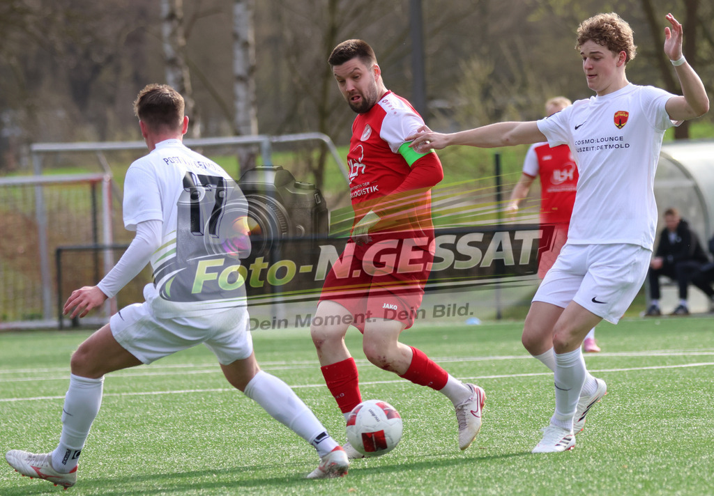 FC RW Kirchlengern - Post TSV Detmold | Auf dem Bild zu sehen: Rot FC RW Kirchlengern: Dennis Quirin ; Weiß Post TSV Detmold v.l.: Thomas Stirz, Merlin Dalbke FC RW Kirchlengern, Post TSV Detmold, Saison 25/26, Landesliga, Deutschland - Realisiert mit Pictrs.com
