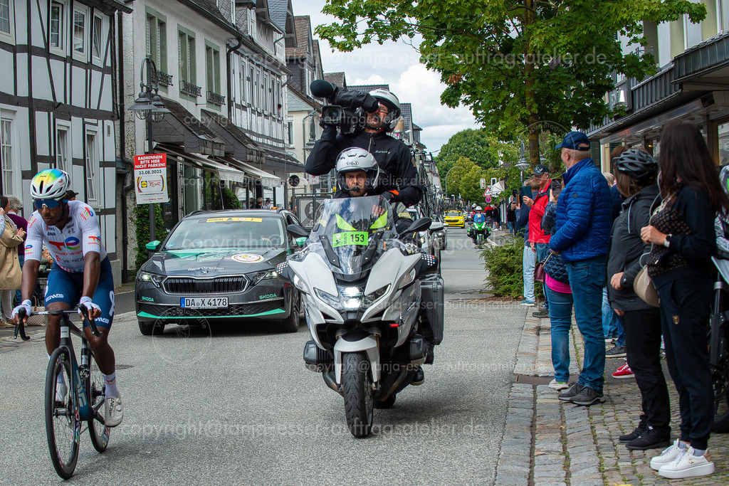 Deutschlandtour Kamerateam | Brilon, Nordrhein-Westfalen, Deutschland – 23. August 2025: Internationales Straßenradrennen, Lidl Deutschlandtour, erreicht die Stadt. Fernsehreporter auf Motorrädern übertragen es live im Fernsehen.