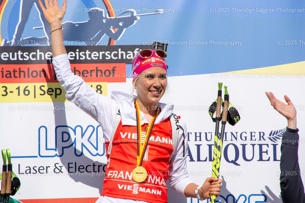 Deutsche Meisterschaften Biathlon 2018 | Deutsche Meisterschaften Biathlon 2018, Massenstart Frauen am 15.09.2018 in der DKB SKI ARENA in Oberhof, (Deutschland)

Bild: Sieger Karolin Horchler - Realisiert mit Pictrs.com