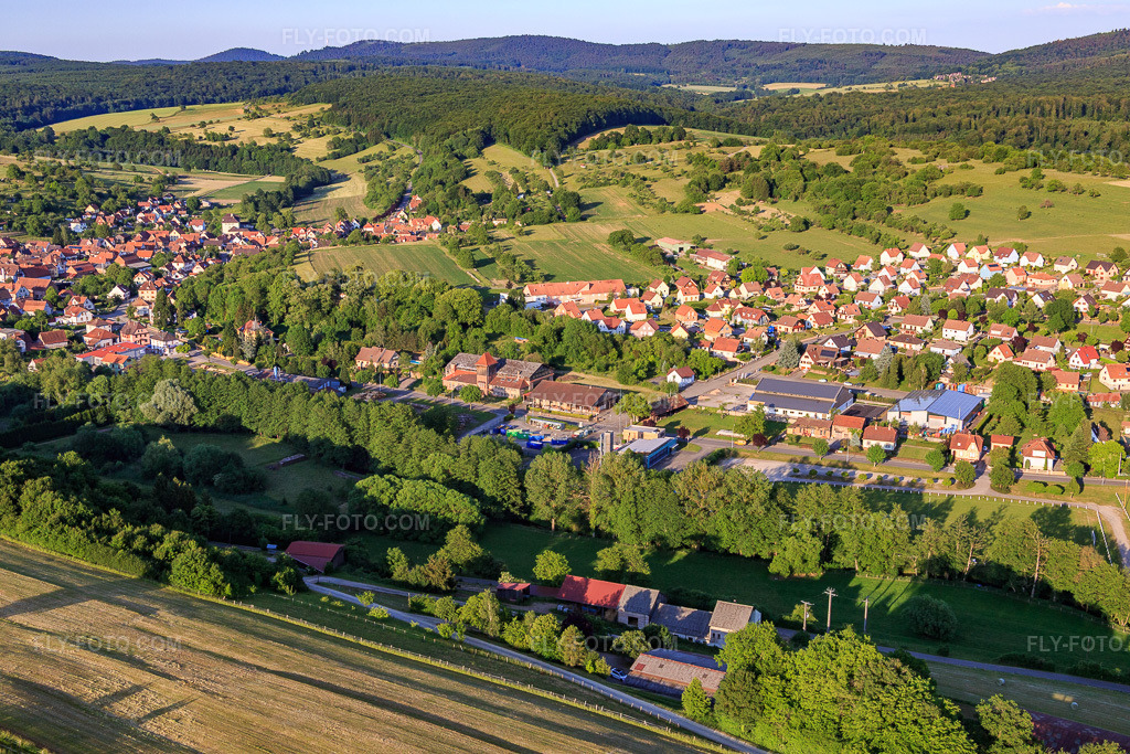 Aerial view: Lembach Châtery in Lembach in the state Bas-Rhin, France. – Photo: IMG_080256.jpg taken on 06/05/2015 by Werner Riehm/FLY-FOTO.com – Resolution of the original: 5472 x 3648 px – Déchèterie de Lembach - SMICTOM
