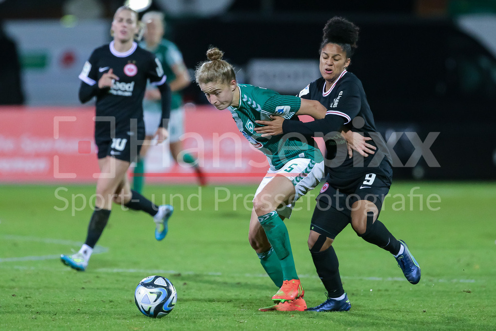 Fussball, Google Pixel Frauen-Bundesliga, SV Werder Bremen - Eintracht Frankfurt | v.li.: Michelle Ulbrich (SV Werder Bremen, 5) und Shekiera Martinez (Eintracht Frankfurt, 9) im Zweikampf, Duell, Dynamik, Aktion, Action, Spielszene, DIE DFB-RICHTLINIEN UNTERSAGEN JEGLICHE NUTZUNG VON FOTOS ALS SEQUENZBILDER UND/ODER VIDEOÄHNLICHE FOTOSTRECKEN. DFB REGULATIONS PROHIBIT ANY USE OF PHOTOGRAPHS AS IMAGE SEQUENCES AND/OR QUASI-VIDEO.