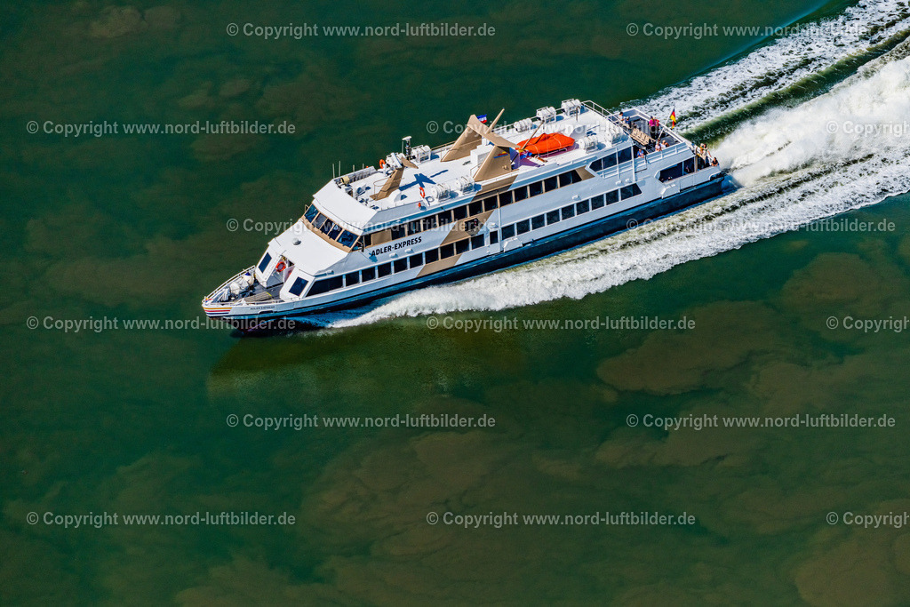 Adler_Express_Adler_Schiffe_ELS_8281130822 | NORDSTRAND 13.08.2022 Passagier- und Fahrgastschiff " Adler Express " in voller Fahrt nähe der Halbinsel Nordstrand im Wattenmeer im Bundesland Schleswig-Holstein, Deutschland. Weiterführende Informationen bei: Adler-Schiffe GmbH & Co. KG. // Passenger ship "Adler Express" at full speed near the peninsula Nordstrand in the Wadden Sea in the state Schleswig-Holstein, Germany. Further information at: Adler-Schiffe GmbH & Co. KG. Foto: Martin Elsen
