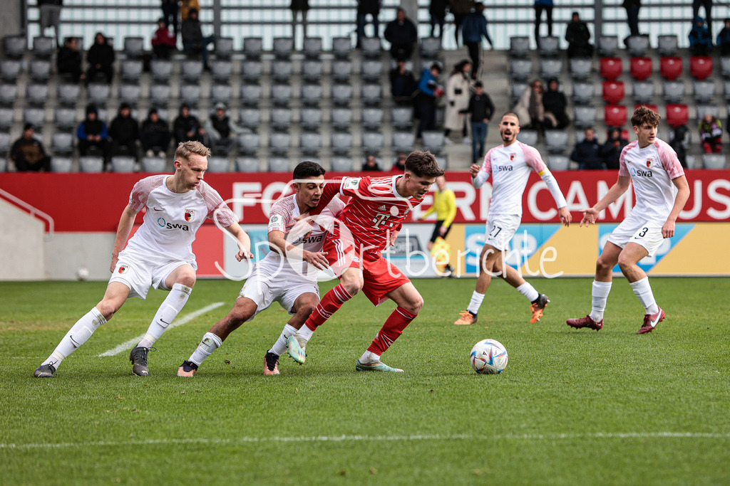 FC Bayern Muenchen U19 - FC Augsburg U19 | Jakob REICHENBACH (FCA #4) und Davide Dell ERBA (FCA #10) im Duell mit Luka KLANAC (FCB #9)