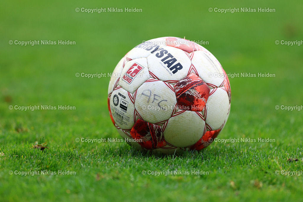 NH_FCEintrachtNorderstedt_BremerSV_RegionalligaNord_12102025 | Spielball in der Regionalliga Nord.Fußball I Herren I Regionalliga Nord I Saison 2025-2026 I 14. Spieltag I FC Eintracht Norderstedt - Bremer SV I 12.10.2025 I Edmund-Plambeck-Stadion