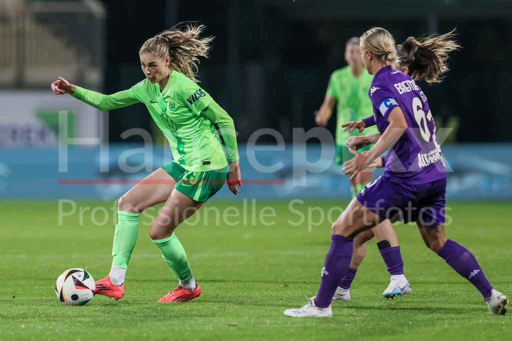 Fussball, UEFA Womens Champions League, VfL Wolfsburg - AC Florenz | v.li.: Jule Brand (VfL Wolfsburg, 29) am Ball, Einzelbild, Ganzkörper, Aktion, Action, Spielszene