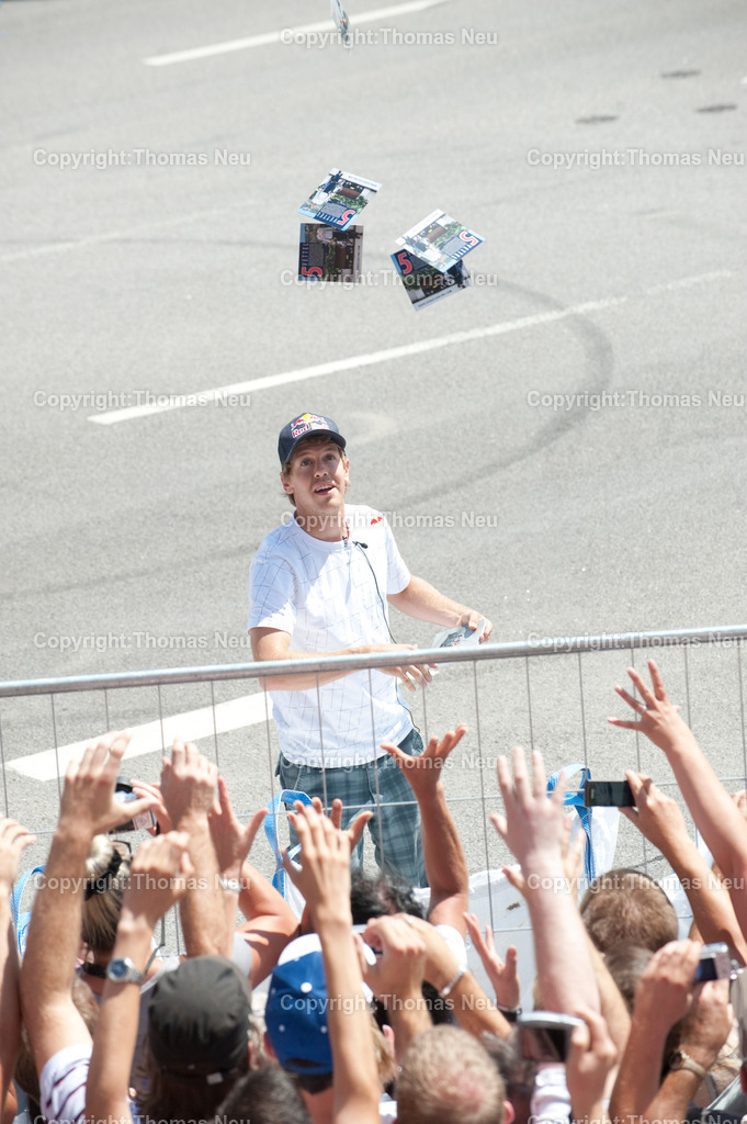 _DSC6809 | Sebastian Vettel beim spektakulären „Home Run“ in Heppenheim: Der Formel-1-Weltmeister fährt im Red-Bull-Rennwagen über die zur Rennstrecke umfunktionierte B3 in seiner Heimatstadt. Tausende Fans feiern ihren Lokalhelden.