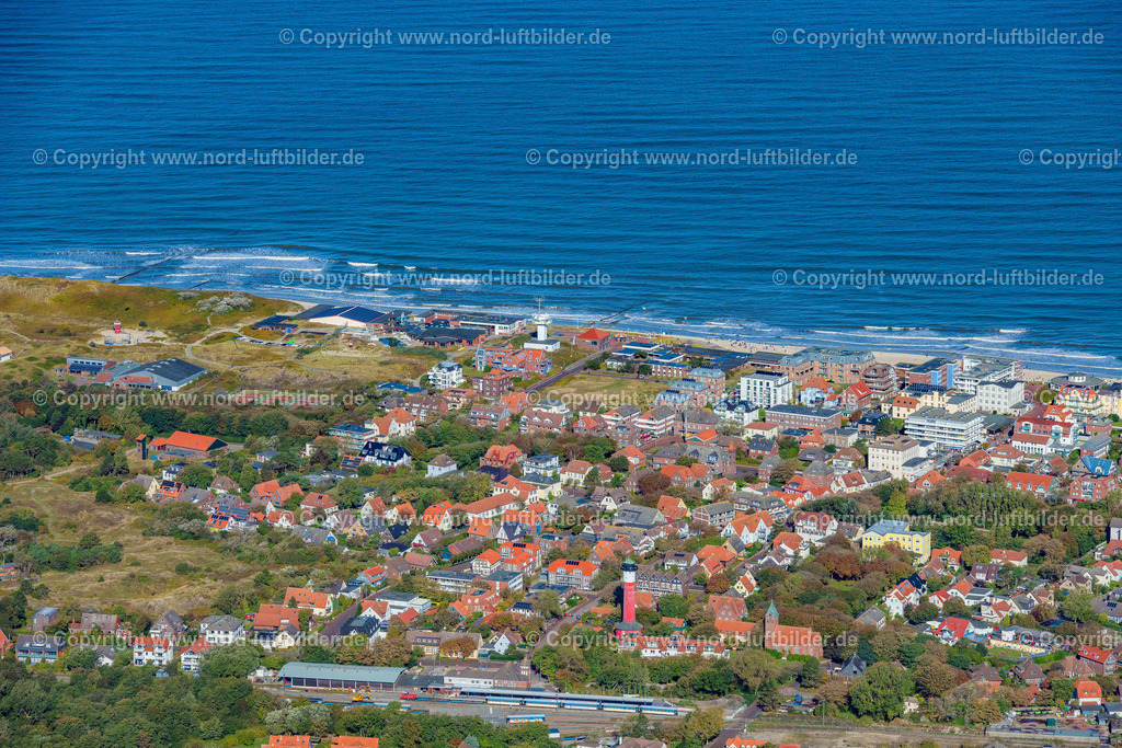 Wangerooge_Ortsansicht_ELS_5203091022 | WANGEROOGE 09.10.2022 Ortsteilansicht des Hauptstrandes entlang der Strandpromenade von Wangerooge auf der gleichnamigen Insel im Wattenmeer in der Nordsee im Bundesland Niedersachsen. Wangerooge ist die östlichste der bewohnten Ostfriesischen Inseln und verfügt über einen Sandstrand und ist Nordseeheilbad. Auf dem Strand befinden sich Strandkörbe und Urlauber. Weiterführende Informationen bei: Kurverwaltung Nordseeheilbad Wangerooge. // View of the main beach along the seafront of the village of Wangerooge on the island of the same name in the Wadden Sea of the North Sea in the state of Lower Saxony. Wangerooge is the Eastern-most inhabited of the East Frisian Islands. It has a sand beach and is a spa resort. Further information at: Kurverwaltung Nordseeheilbad Wangerooge. Foto: Martin Elsen