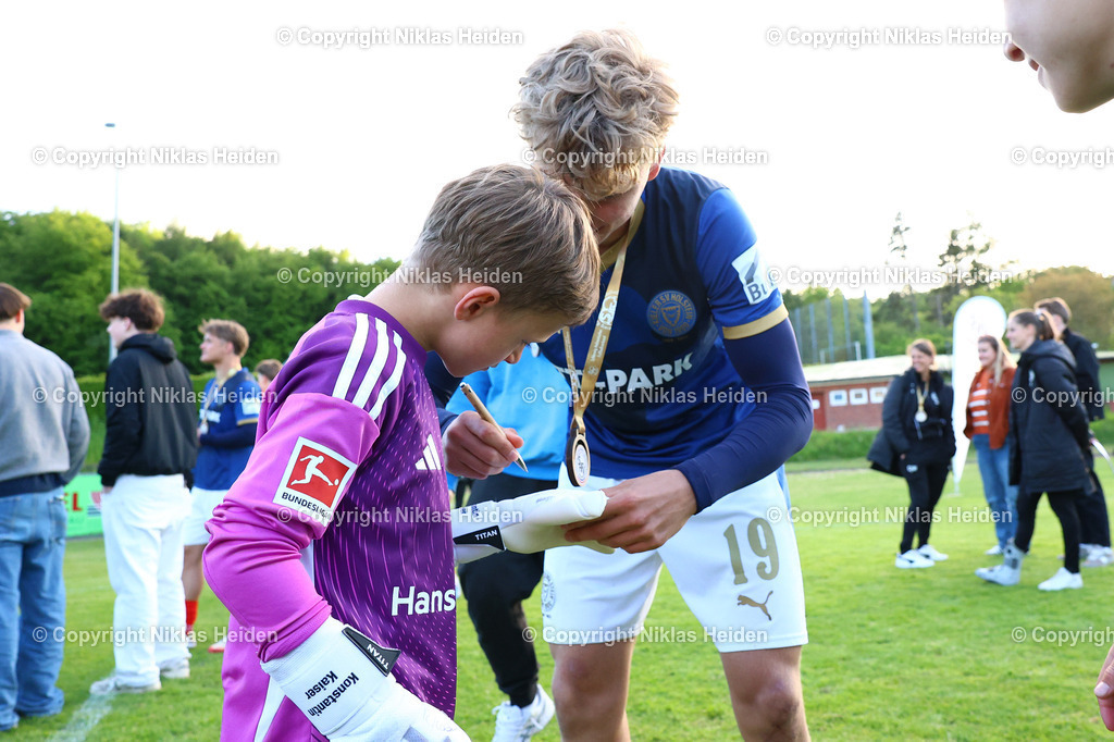 NH_JFVLübeckU19_HolsteinKielU19_SHFVLandespokal_14052026 | #19 Till Wiese (Holstein Kiel U19) gibt Autogramme nach dem Spiel.Fußball I Junioren I SHFV-Landespokal (A-Junioren) I Saison 2025-2026 I Finale I JFV Lübeck U19 - Holstein Kiel U19 I 14.05.2026 I Uwe-Seeler-Fußball-Park