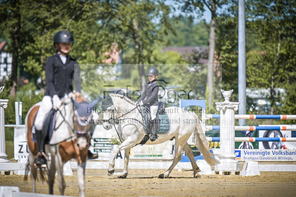 DOS_7915 | Entdecke hochwertige Reitturnierfotos von Foto Oger. Professionell, emotional und authentisch – jetzt Lieblingsmomente im Shop bestellen.Deutschlandweite Turnierfotografie. - Realisiert mit Pictrs.com