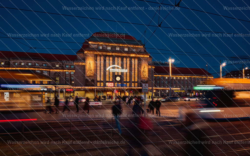Hauptbahnhof Leipzig im Dezember 2025 mit Weihnachtsbeleuchtung | Hauptbahnhof Leipzig im Dezember 2025 mit Weihnachtsbeleuchtung - Realisiert mit Pictrs.com
