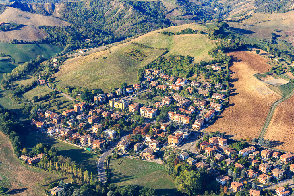 Vue aérienne: Via Ghiarella à Fiorano Modenese dans le département Modena, Italie.Photo: IMG_134935.jpg prise le 20/09/2022 par Werner Riehm/FLY-FOTO.euRésolution de l'original: 5384 x 3590 px