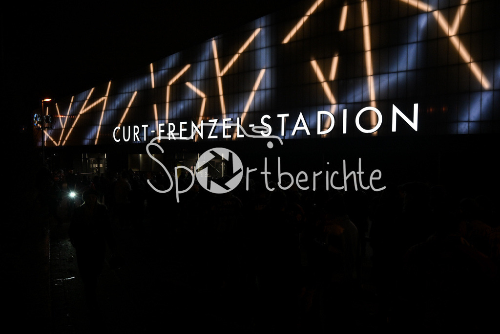 Augsburger Panther - Dresdner Eislöwen | AUGSBURG, GERMANY - 04. DECEMBER: im Bild das Curt Frenzel Stadion bei Nacht schön beleuchtet / Symbolbild vor dem Match zwischen den Augsburger Panthern und den Dresdner Eislöwen am 25 Spieltag der PENNY DEL im Curt Frenzel Stadion