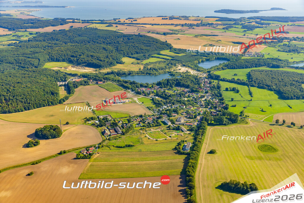 Neue Luftbildaufnahme der Stadt Zirkow - Das Luftbild wurde 2025 vom UL-Flugzeug heraus erstellt ( keine Drohnenaufnahme ) - Hochauflösende Luftaufnahme - für Wandbilder und großformatige Ausdrucke geeignet. Das besondere Geschenk!Hier alle&nbsp;Infos zur Lizenzierung der LuftaufnahmeWir fliegen auch dieses Jahr wieder in Ihre Region um Luftbilder zu erstellen.- Luftbild anfragen