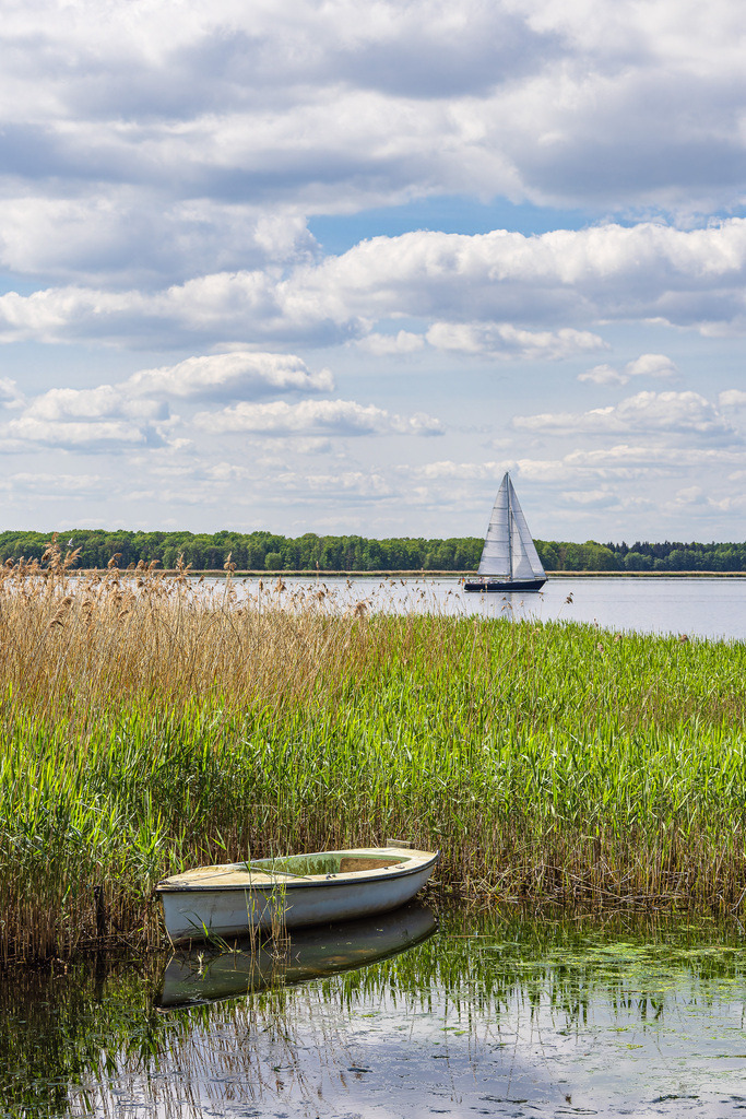 Fischerboot und Segelboot am Achterwasser bei Warthe auf der Insel Usedom | Fischerboot und Segelboot am Achterwasser bei Warthe auf der Insel Usedom.