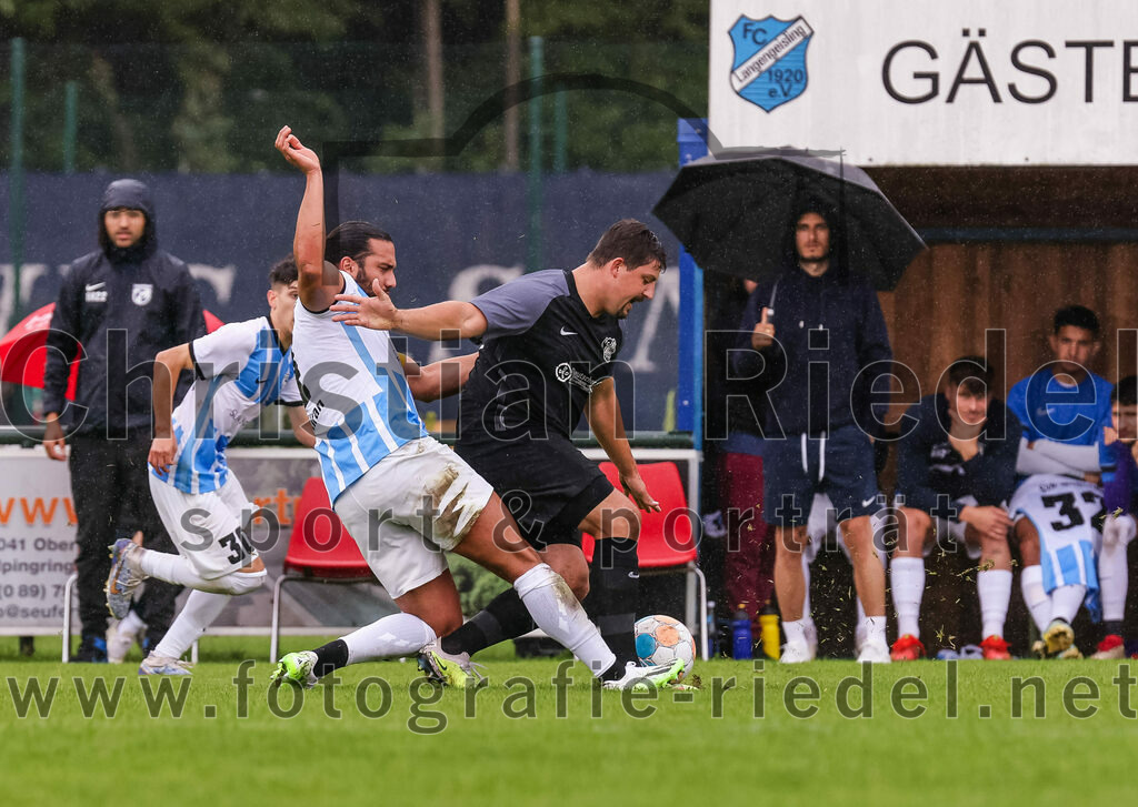 2023-08-05_063_FC_Langengeisling_gegen_SVN_Muenchen | Erding, Deutschland, 05.08.2023:
Fußball, Bezirksliga Oberbayern Ost 2023 / 2024, 2. Spieltag, FC Langengeisling gegen SVN München, Endergebnis: 1:3

Enes Kiran (SVN München, #4), Florian Rupprecht (FC Langengeisling, #39)

Foto: Christian Riedel / fotografie-riedel.net