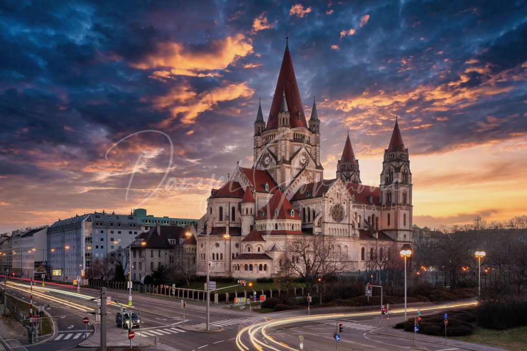 Franz von Assisi Kirche | Die wunderschöne Franz-von-Assisi Kirche in Wien am Abend