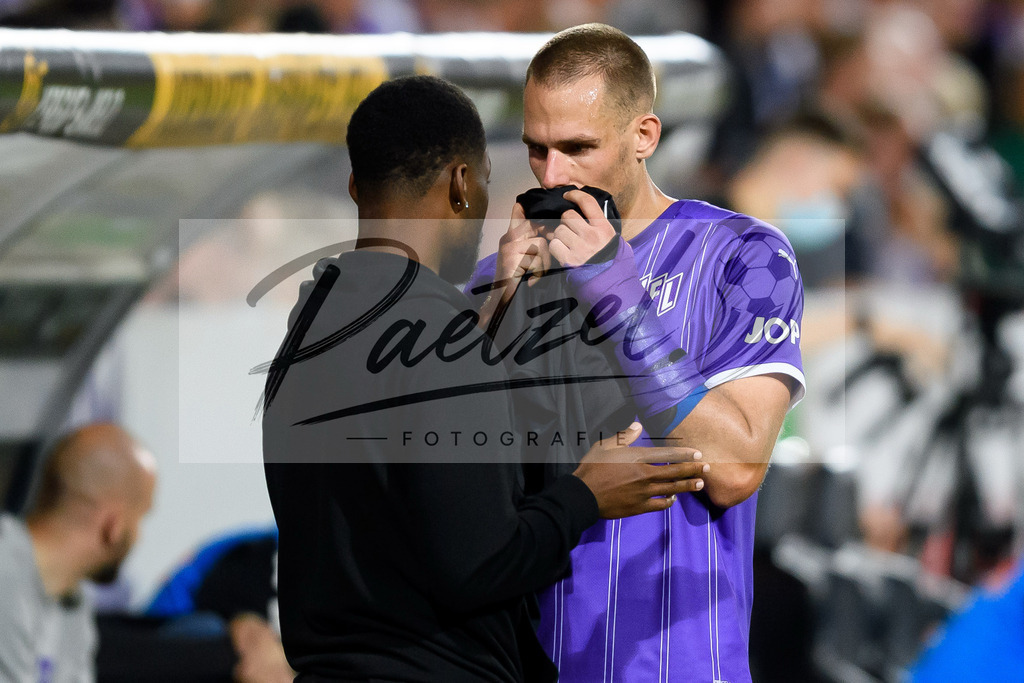OSNVKO2021090620210906_218 | Fussball, Herren: Maurice Trapp (VfL Osnabrueck) spricht mit Ba-Muaka Simakala (VfL Osnabrueck) beim Spiel der 3. Liga zwischen VfL Osnabrueck und FC Viktoria Koeln im Stadion an der Bremer Bruecke am 06.09.2021 in Osnabrueck, Deutschland.DFB / DFL REGULATIONS PROHIBIT ANY USE OF PHOTOGRAPHS AS IMAGE SEQUENCES AND/OR QUASI-VIDEO. - Realisiert mit Pictrs.com