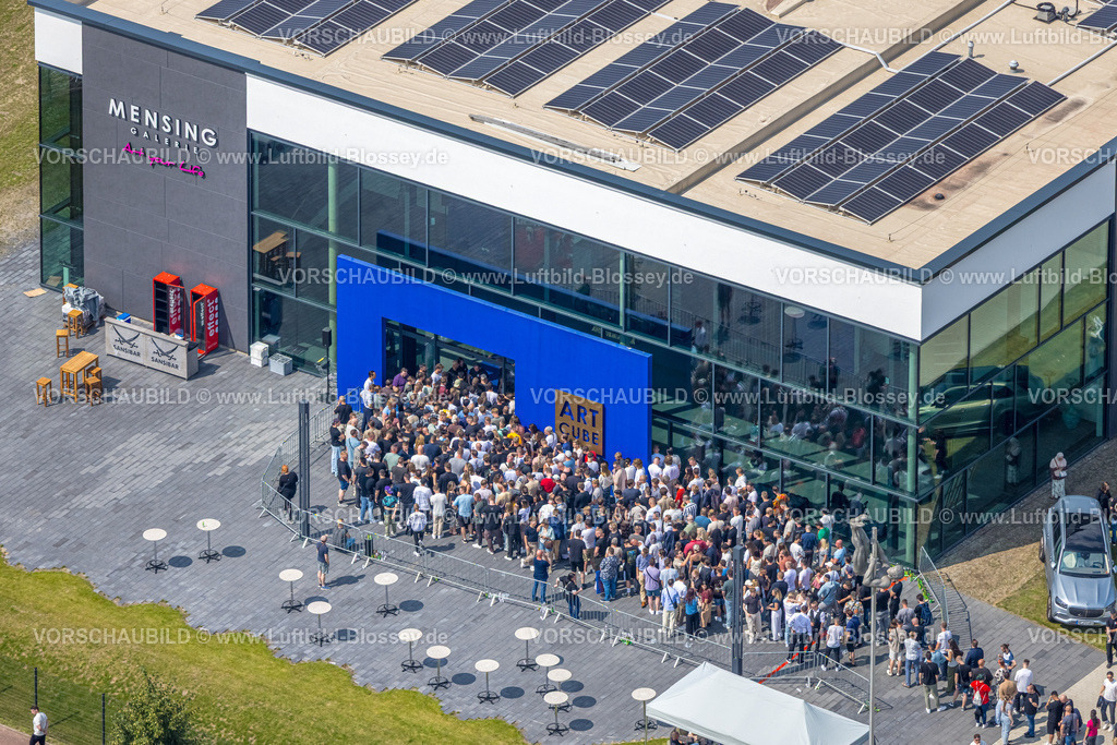 Hamm250808696 | Luftbild Hamm Kunstgalerie Mensing, Event, 1000 Besucher werden in der Kunstgalerie Art Cube erwartet, Ex-Rapper Kollega tritt auf, Besucherschlange, Rhynern, Hamm, Nordrhein-Westfalen, Deutschland