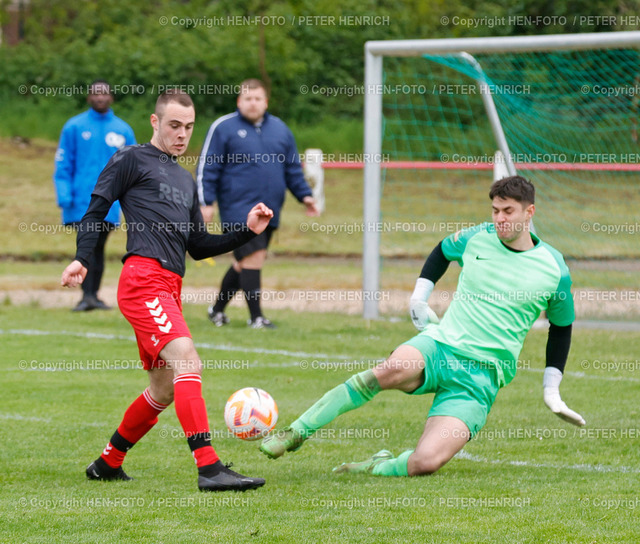 20240421-7084-tgb-messel-HEN-FOTO | 21.04.2024 Fussball Saison 2023 2024 Kreisliga C Darmstadt TGB Darmstadt I - TSG Messel II (3:0) v. li. Linus Sehn (11 TGB1) Justin Jost (23 TW Messel) (Foto: Peter Henrich) - Realisiert mit Pictrs.com