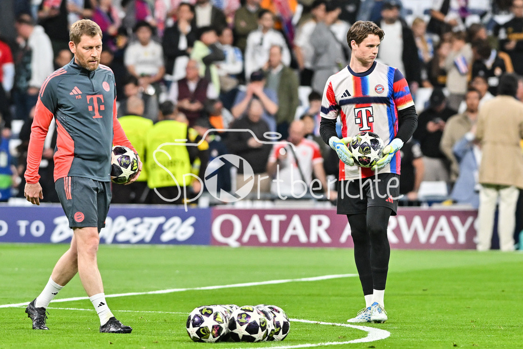 Real Madrid - FC Bayern München | MADRID, SPAIN - 07. APRIL: Michael RECHNER and Jonas Kurt URBIG (FC Bayern Munich 40) during the warmup before the UEFA Champions League match between Real Madrid vs. FC Bayern Munich on Quarterfinal first leg at Estadio Santiago Bernabeu