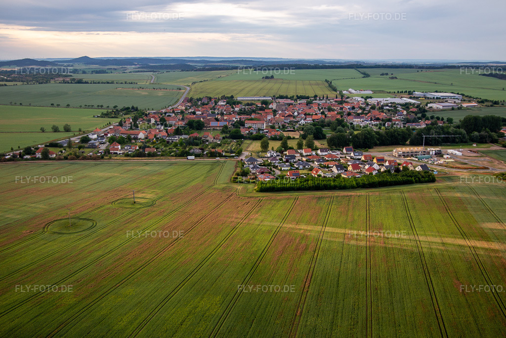 Luftbild: Ortsansicht von Süden im Ortsteil Warnstedt in Thale im Bundesland Sachsen-Anhalt in Deutschland. Foto: IMG_136433.jpg vom 16.06.2023 durch Werner Riehm/FLY-FOTO.de