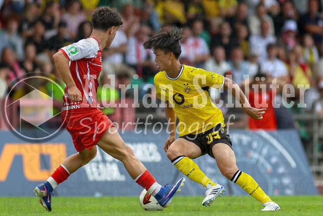18.07.2026, GER, Fussball, Herren, Testspiel, Saison 2026/2027, Rot-Weiß Oberhausen - Borussia Dortmund | Sergio Terranova  und Takato Yamamoto im Kampf um den Ball