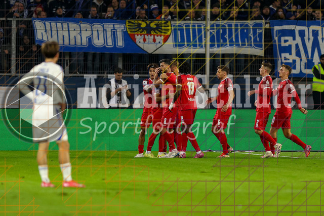 MSV Duisburg vs Rot-Weiss Essen - 3. Liga | Duisburg, Deutschland, 26.10.25:   Ramien Safi (Rot-Weiss Essen) Torjubel, jubelt mit seiner Mannschaft nach dem Treffer zum 1:1 waehrend des Spiels der 3. Liga MSV Duisburg vs Rot-Weiss Essen in der schauinsland-reisen-arena(Foto von Brauer-Fotoagentur / Adrian Schlueter)