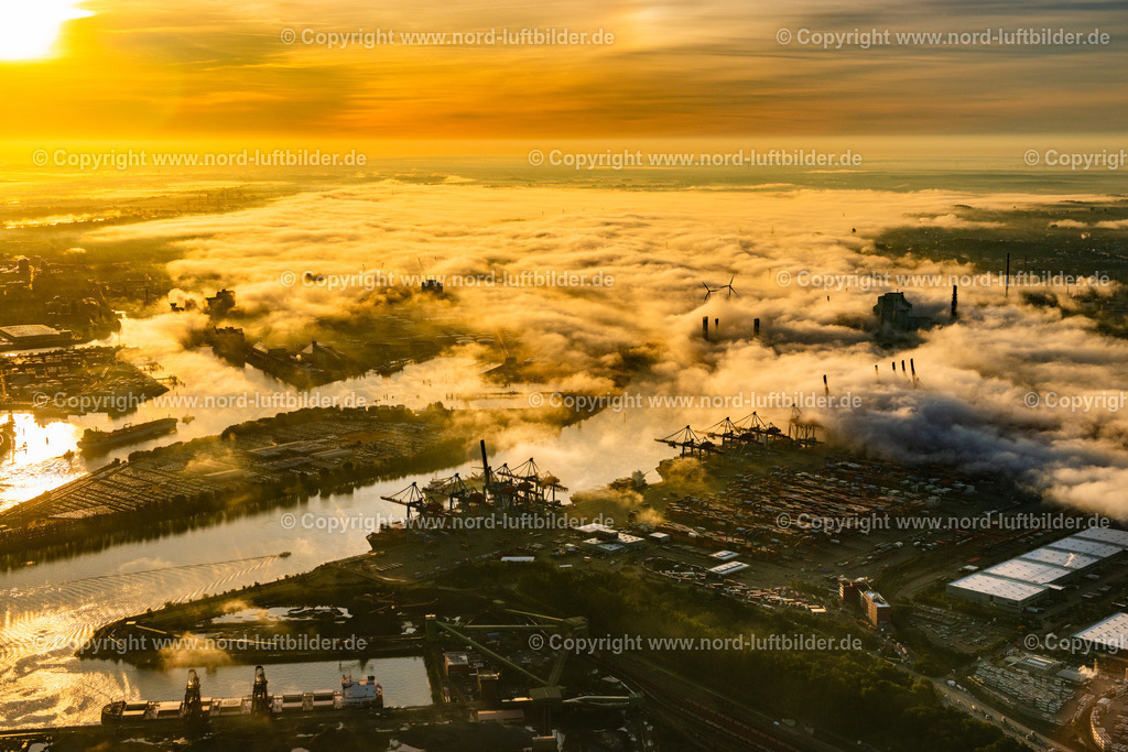 Hamburg_Altenwerder_Sonnenaufgang_Nebel_ELS_0424181023 | HAMBURG 18.10.2023 Containerterminal HHLA Container Terminal Altenwerder (CTA) im Nebel im Sonnenaufgang am Ufer der Elbe im Stadtteil Altenwerder in Hamburg. Weiterführende Informationen bei: HPA Hamburg Port Authority,  Hafen Hamburg Marketing e.V. (HHM),  Hamburger Hafen und Logistik Aktiengesellschaft. // Container terminal HHLA Container Terminal Altenwerder (CTA) in the fog at sunrise on the banks of the Elbe in the Altenwerder district in Hamburg. Further information at: HPA Hamburg Port Authority,  Hafen Hamburg Marketing e.V. (HHM),  Hamburger Hafen und Logistik Aktiengesellschaft. Foto: Martin Elsen