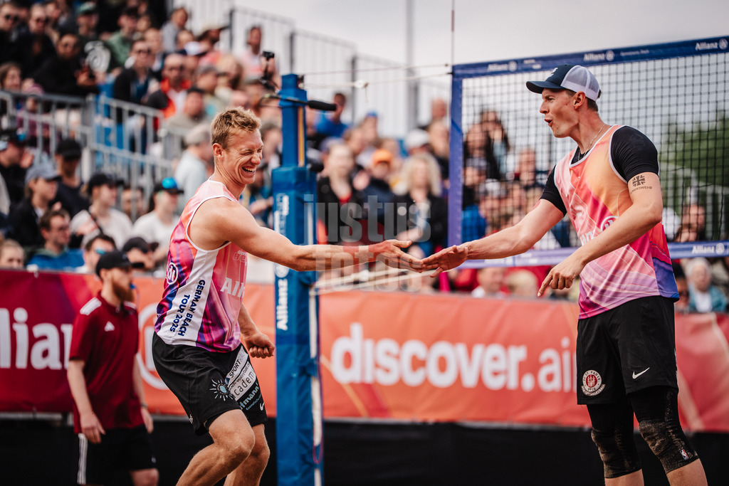 Beachvolleyball | Männer | Allianz German Beach Tour 2025 | Tourstop Hamburg | 01.06.2025 | v.l. Jonas Reinhardt und Robin Sowa jubeln