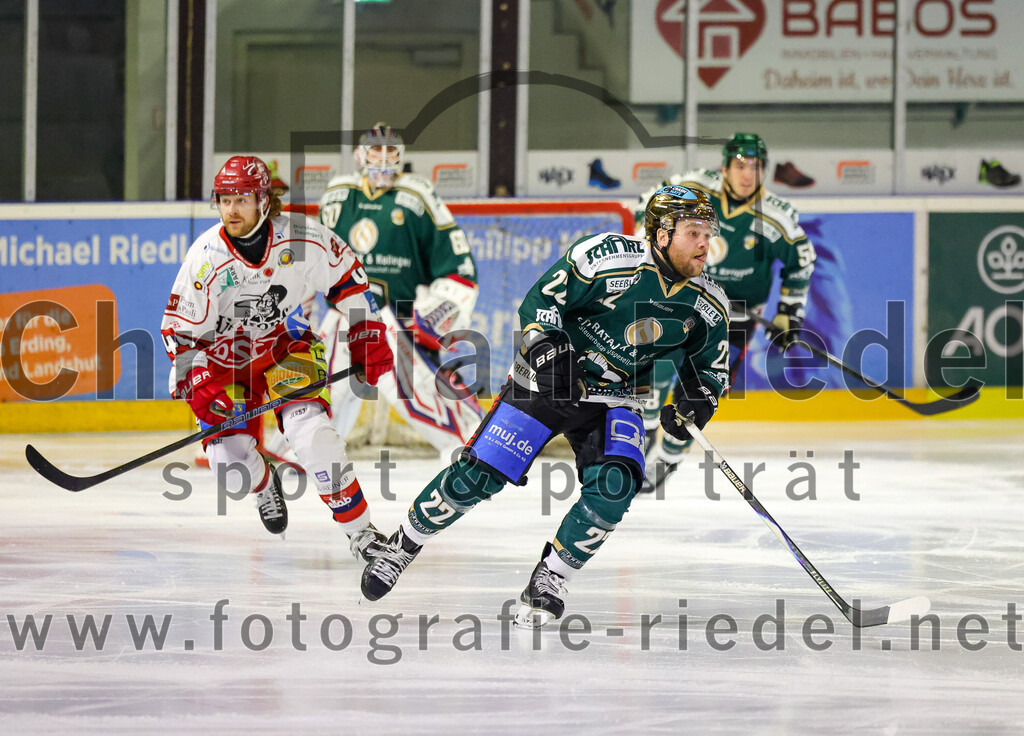 2026-02-20_120_TSV_Erding_gegen_Deggendorfer_SC | Erding, Deutschland, 20.02.2026:Eishockey, Oberliga Süd 2025 / 2026, 49. Spieltag, TSV Erding gegen Deggendorfer SC, Endergebnis: 4:1Marco Baßler (Deggendorfer SC, #44), Grady Hobbs (Erding Gladiators, #22)Foto: Christian Riedel / fotografie-riedel.net