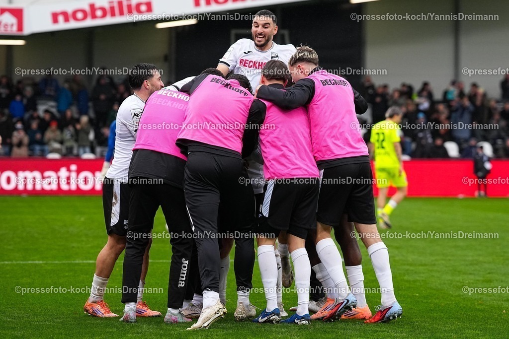 xYDRx25102501054 | 25.10.2025, xydrx, Fußball, 3.Liga, SC Verl - SSV Ulm 1846, Saison 2025 2026, Sportclub Arena: Torjubel nach dem Tor zum 4:0 für den SC Verl durch Torschütze Dennis Waidner (SC Verl #8) zusammen mit Chilohem Onuoha (SC Verl #27) und Fabian Wessig (SC Verl #18) und Chilohem Onuoha (SC Verl #27) und den Auswechselspielern  DFB regulations prohibit any use of photographs as image sequences and or quasi-video.