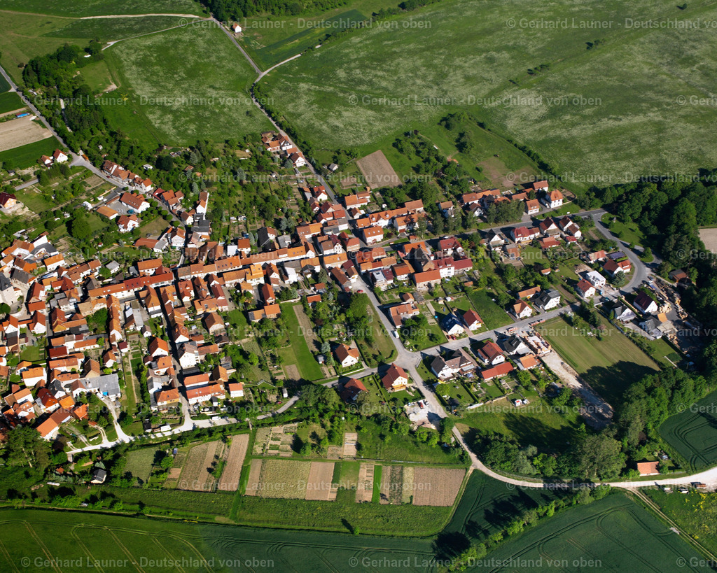2634636 | GROßBARTLOFF 09.06.2006 Stadtansicht vom Stadtrand angrenzend an landwirtschaftliche Feldern  in Großbartloff im Bundesland Thüringen, Deutschland // City view from the outskirts with adjacent agricultural fields  in Großbartloff in the state Thuringia, Germany Foto: Gerhard Launer