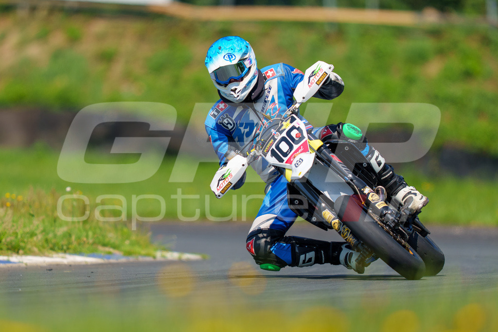 G-Cup + Supermoto Staatsmeisterschaft + Hungarian Supermoto Championship | GRIPcapture steht für authentische Sportfotografie in Österreich – für Momente, die mehr sind als Geschwindigkeit oder Ergebnis. Es geht um Emotion, Spannung, Fokus und den Augenblick, der oft nur einen Wimpernschlag dauert.Ob Motorsport, Teamsport oder 