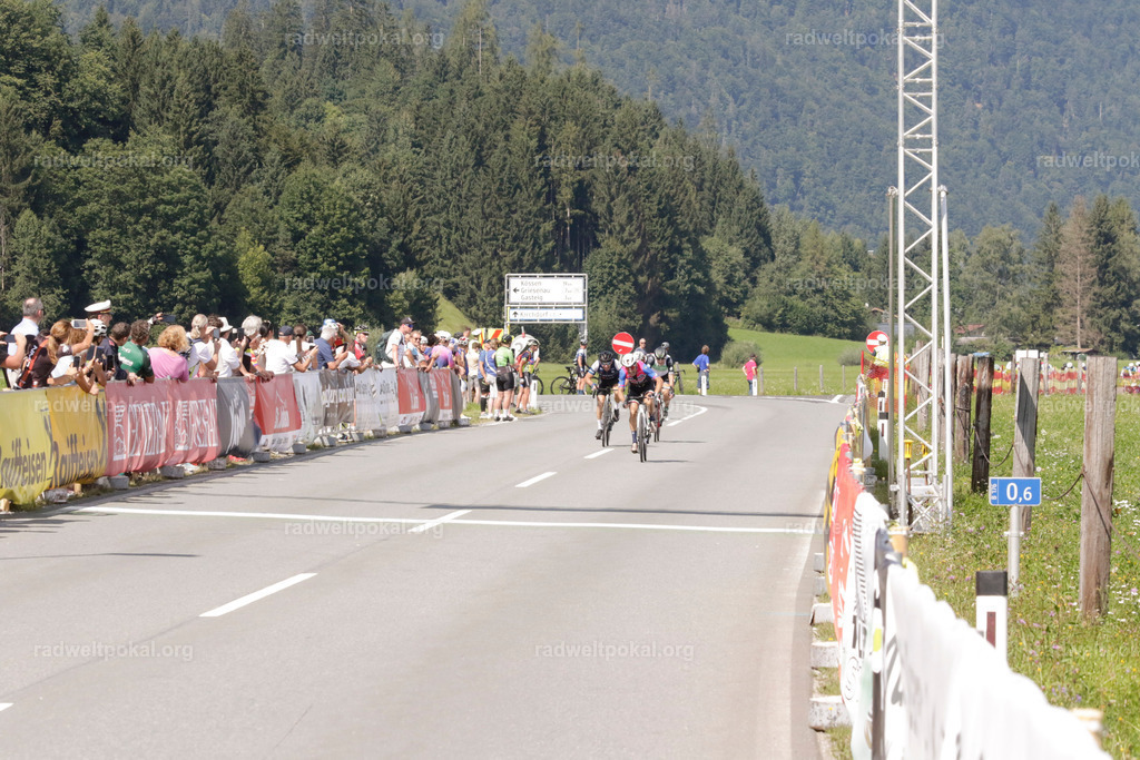 1041_20230817_Bewerb_Maenner_Muehlanger | AUT - OESTERREICH, 2023-08-16: SPORT RENNRAD-FAHREN - 55. INTERNATIONALER RADWELTPOKAL IN ST. JOHANN IN TIROL  - Vintage-Radrennen mit WM-Bronze-Medaillen-Siegerin Christina Schweinberger, den Teilnehmer und Alexander Baumann (vom Orginastions-Team) - TAG 2 BEWERB MAENNER IN SECHS GRUPPEN  ; Foto: Roland Muehlanger