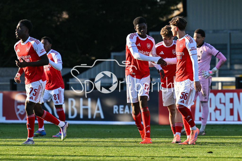 Arsenal London U19 - FC Bayern München U19 | BOREHAMWOOD, ENGLAND - 26. NOVEMBER: Jubel der Engländer nach dem Treffer zum 3-1 durch  Ceadach O`Neill (Arsenal FC U19 76) Tor / Torschuetze / Freude / Happy / beim Ligaspiel zwischen der U19 von Arsenal London und der U19 des FC Bayern München am 5. Spieltag der UEFA Youth League im Meadow Park am 26.11.2025
